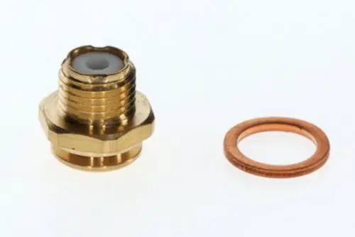 Goldfarbener Nippel mit Innengewinde und einer weißen Dichtung, daneben ein Kupferring. Teile möglicherweise aus einem Bosch Ersatzteilset.